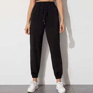 Women Vera Wang Black Jogger Sweatpants with Elastic Waistband